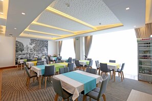 بوفيه فطور يوميًا بتكلفة قدرها (7 EUR للشخص)