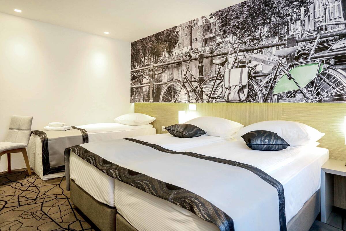 standard triple room, 1 bedroom, accessible | minibar, in-room safe, desk, laptop workspace