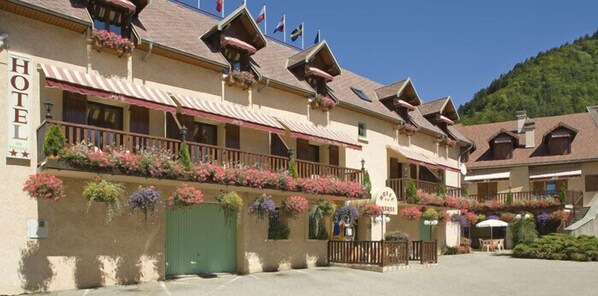 Vista frontal de la propiedad