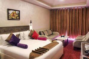 Premium bedding, down duvets, pillow-top beds, minibar - Balcony Hotel & Suites (Amman)