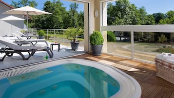 Indoor spa tub