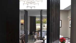 Comedor tipo loft con techo alto e iluminación moderna.