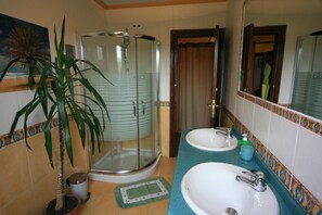 Dobbeltrom – familie, delt bad | Bad