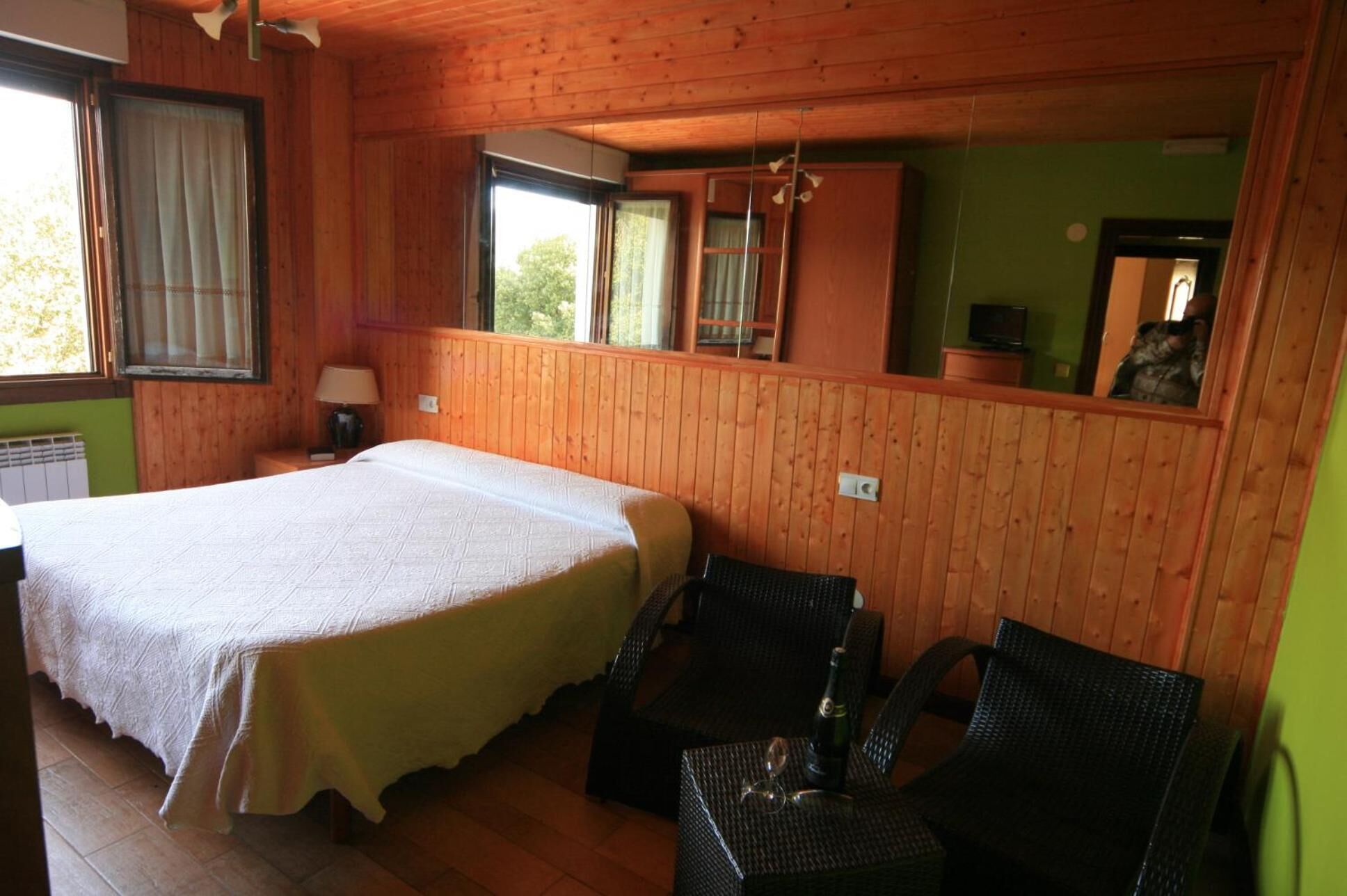 Schreibtisch, Verdunkelungsvorhänge, schallisolierte Zimmer