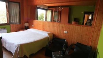 Schreibtisch, Verdunkelungsvorhänge, schallisolierte Zimmer
