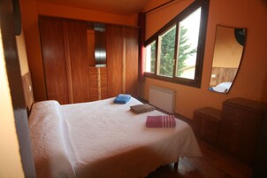 Desk, blackout drapes, soundproofing, free WiFi