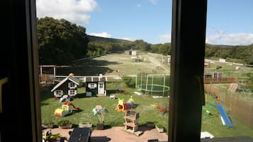 1 slaapkamer, een bureau, verduisterende gordijnen, geluiddichte muren
