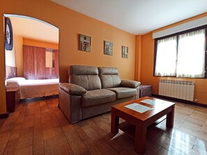 Escritorio, cortinas blackout, insonorización y wifi gratis