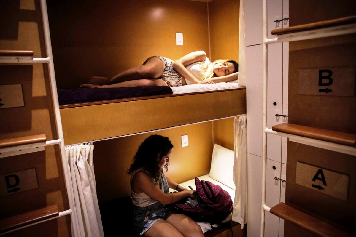 Habitación tipo dormitorio con literas y escritorios individuales.