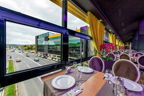Déjeuner, dîner et souper servis sur place