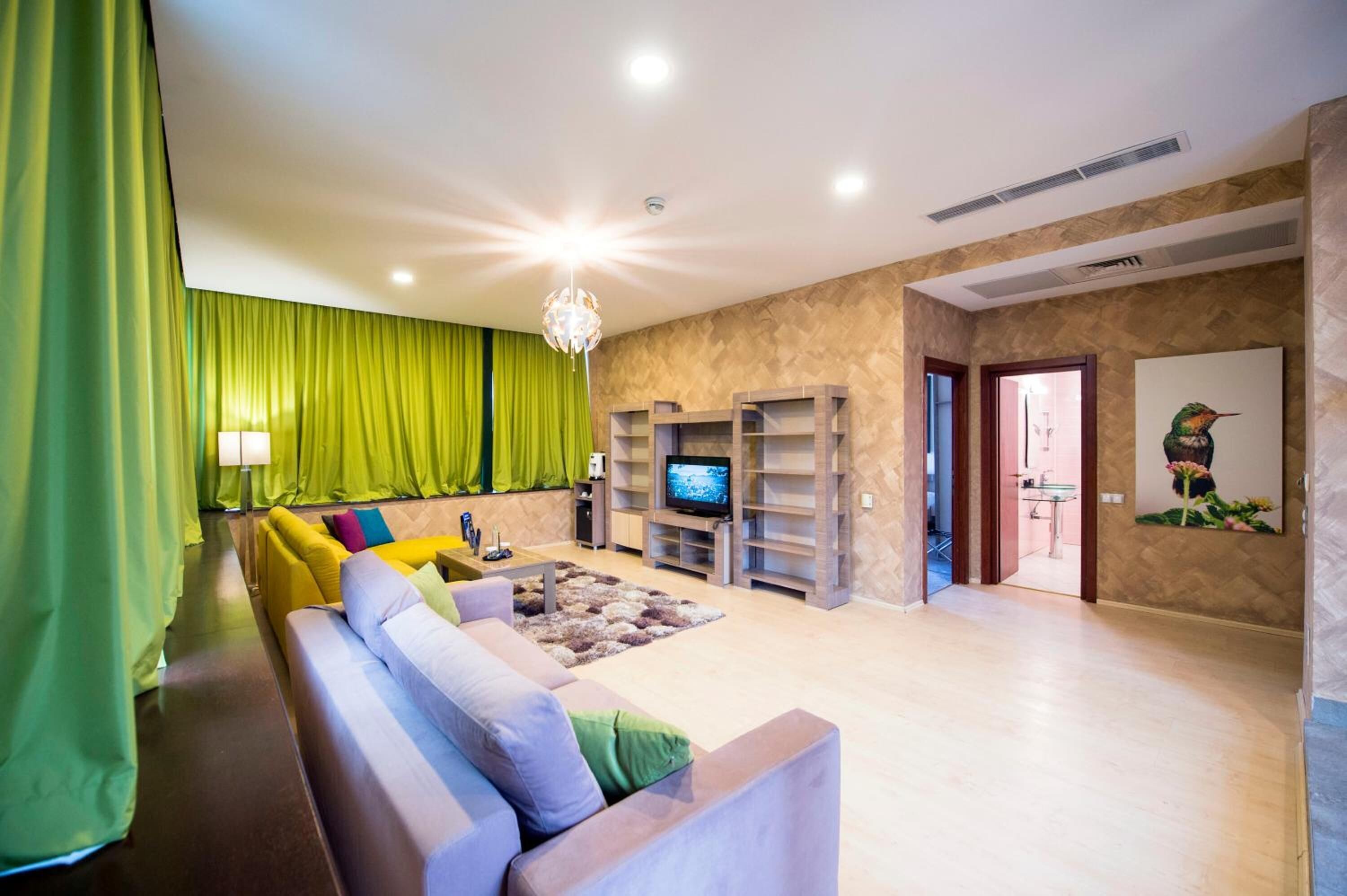 Ein modernes Wohnzimmer mit Sofa, Fernseher und Unterhaltungseinheit.