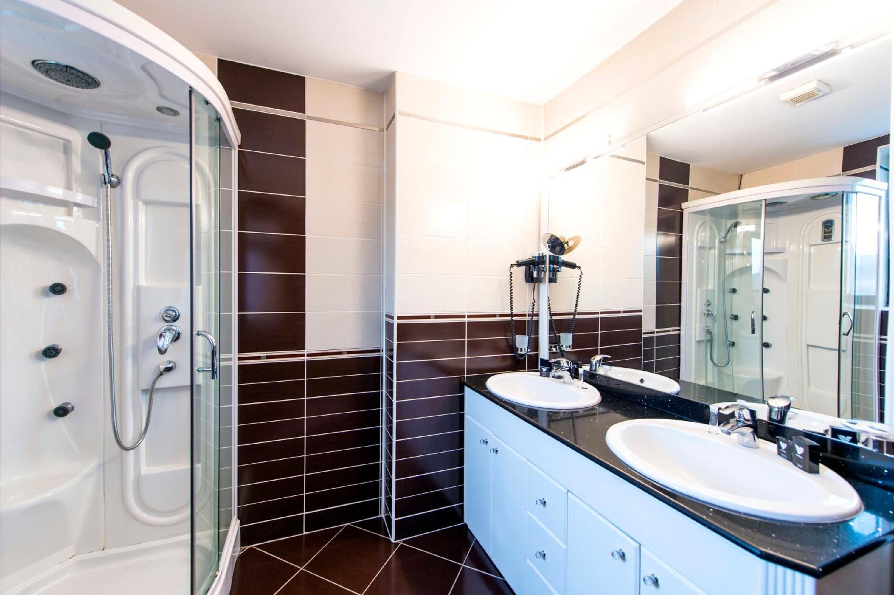 shower, free toiletries, hair dryer, towels