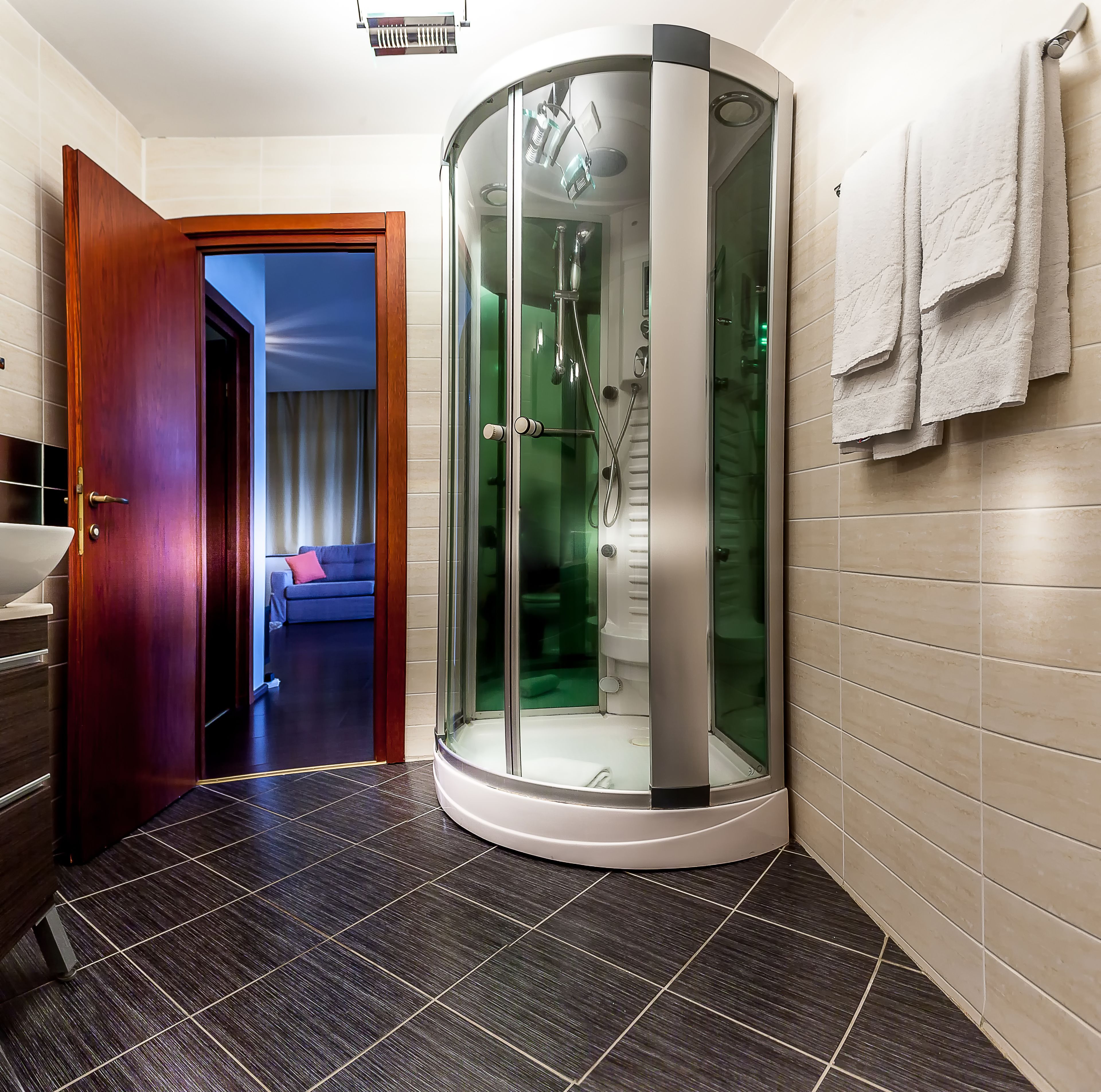 minibar, desk, soundproofing, cots/infant beds