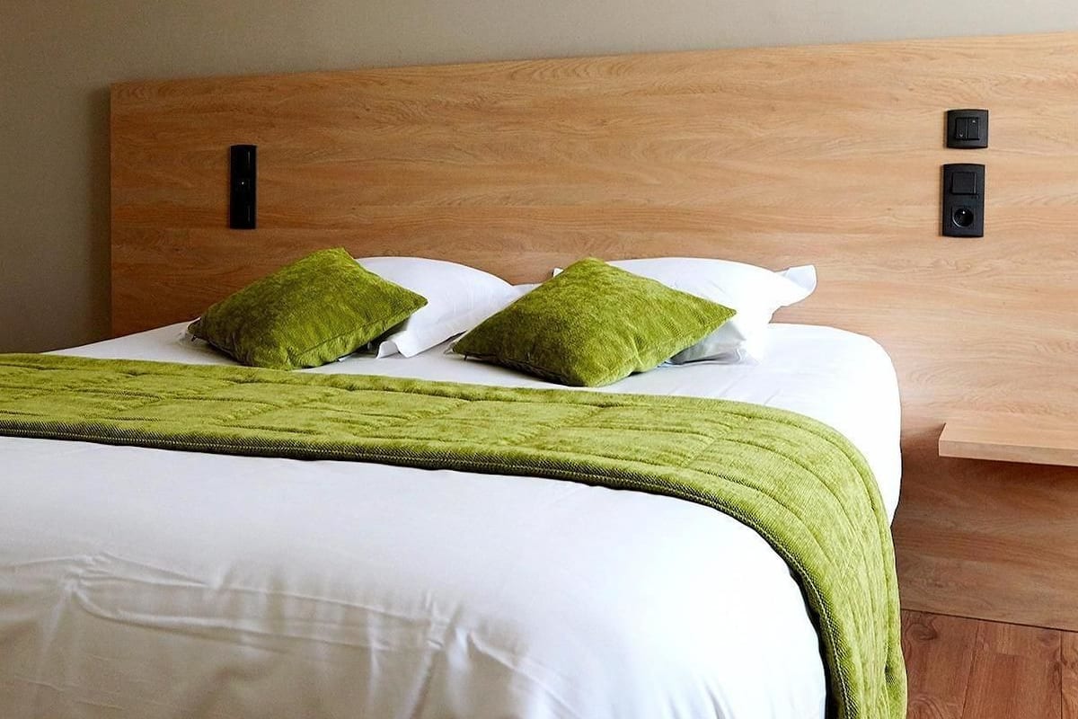 desk, cots/infant beds, rollaway beds, free wifi