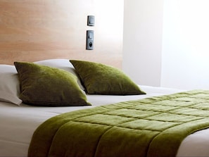 Bureau, lits bébé (en supplément), lits pliants/supplémentaires