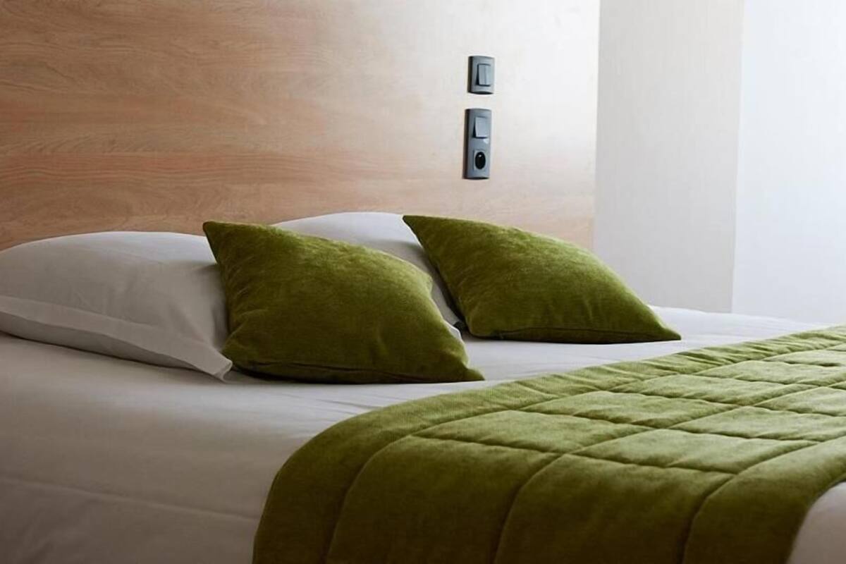 desk, cots/infant beds, rollaway beds, free wifi