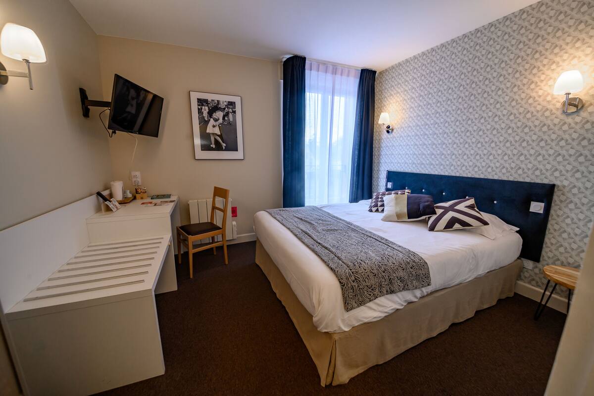 standard double room | living area | flat-screen tv