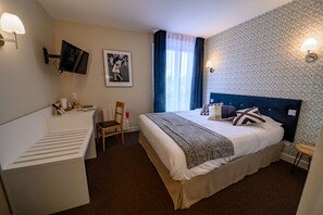 Quarto casal standard | Área de estar | TV de tela plana