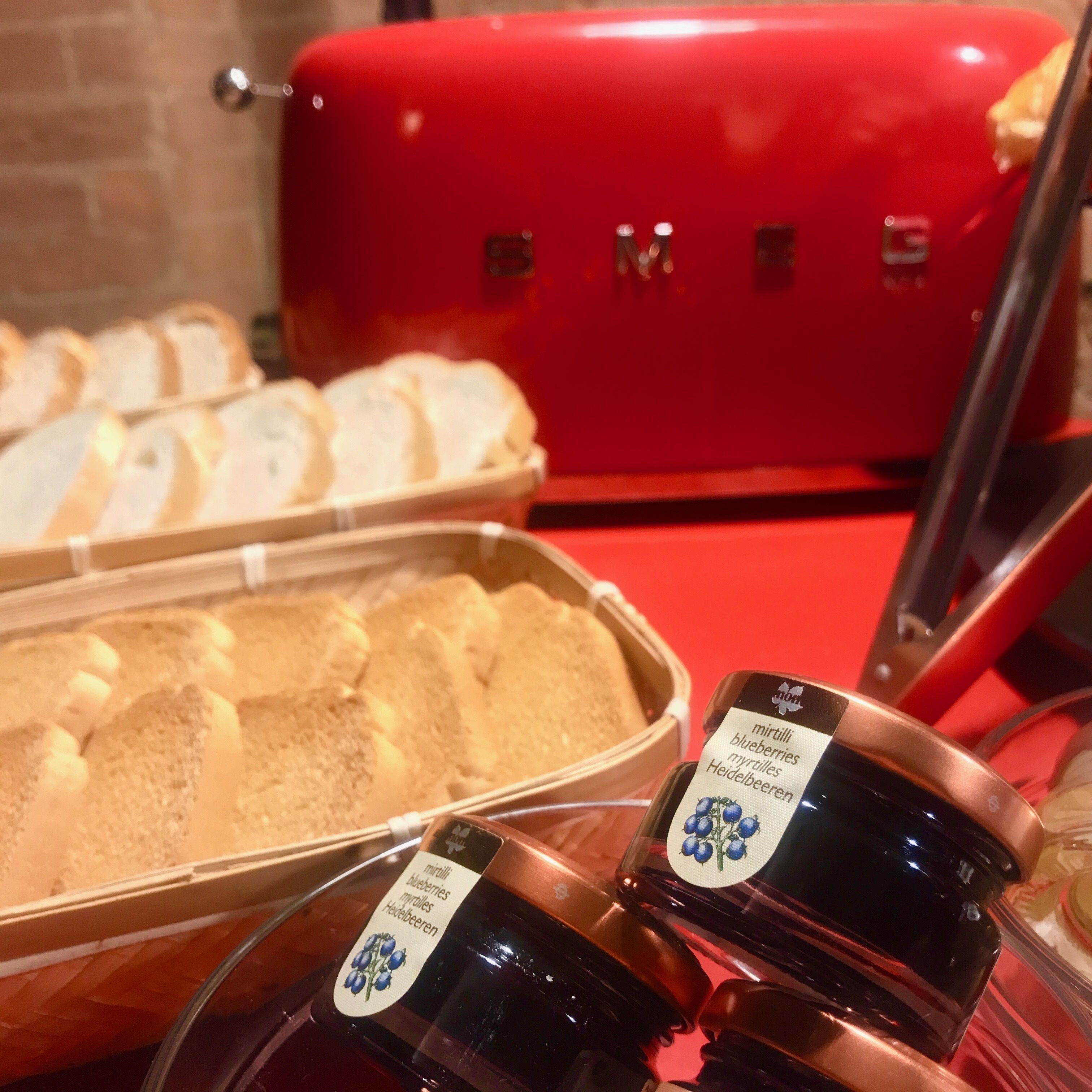 Ein roter Toaster und eine Schale mit Brotscheiben.