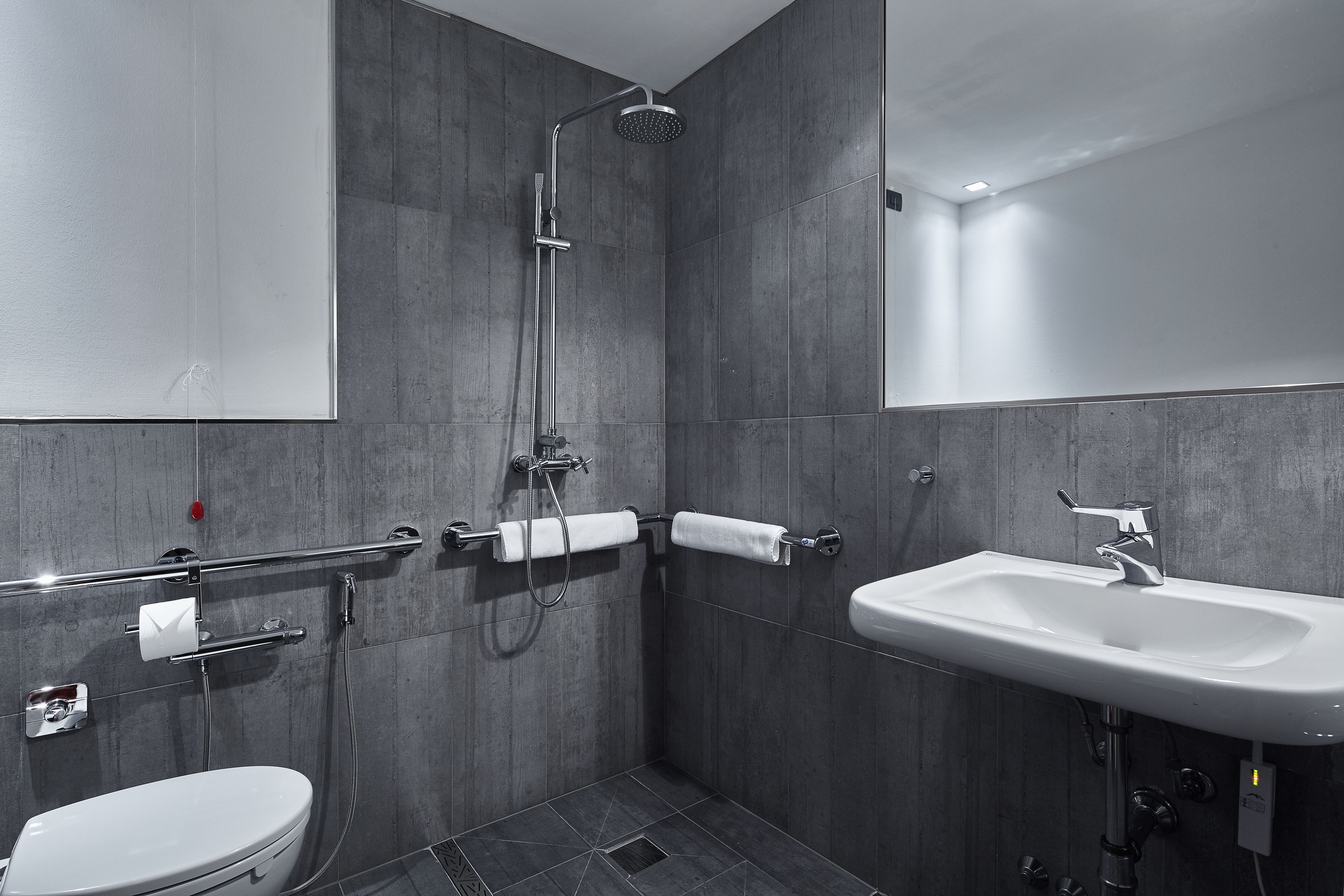 Un baño moderno con ducha, inodoro y lavamanos.
