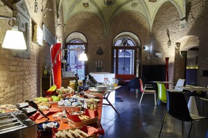 Café da manhã com buffet grátis todos os dias