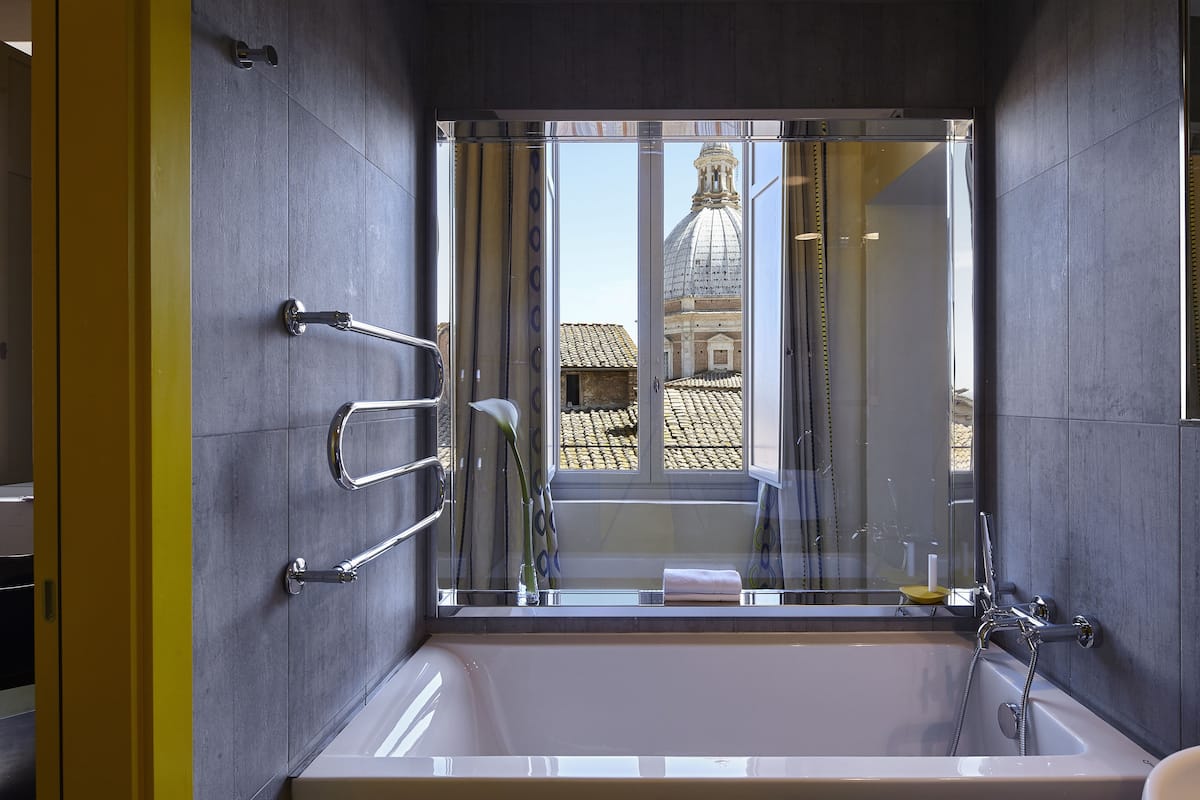 panoramic suite (luxury) | deep-soaking bathtub
