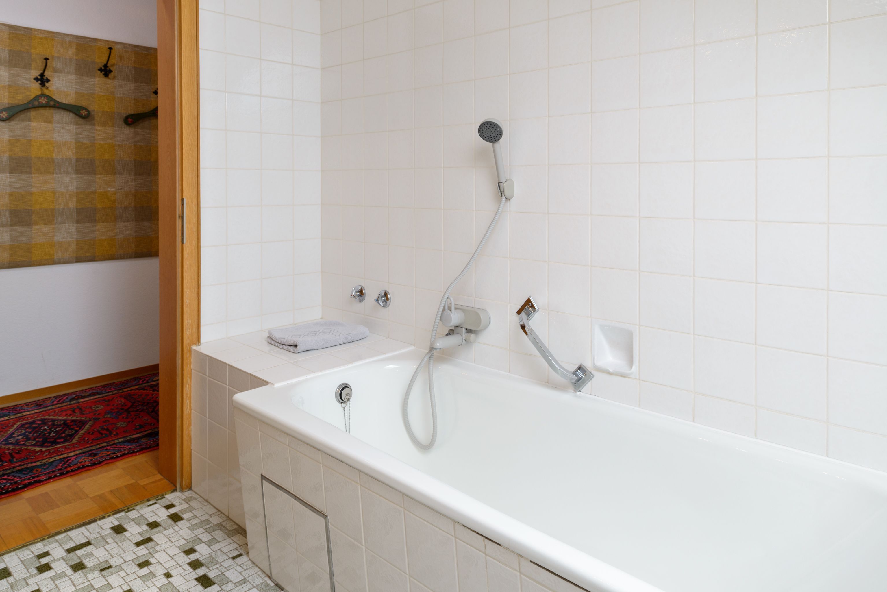 suite | bathroom | bathtub, free toiletries, towels