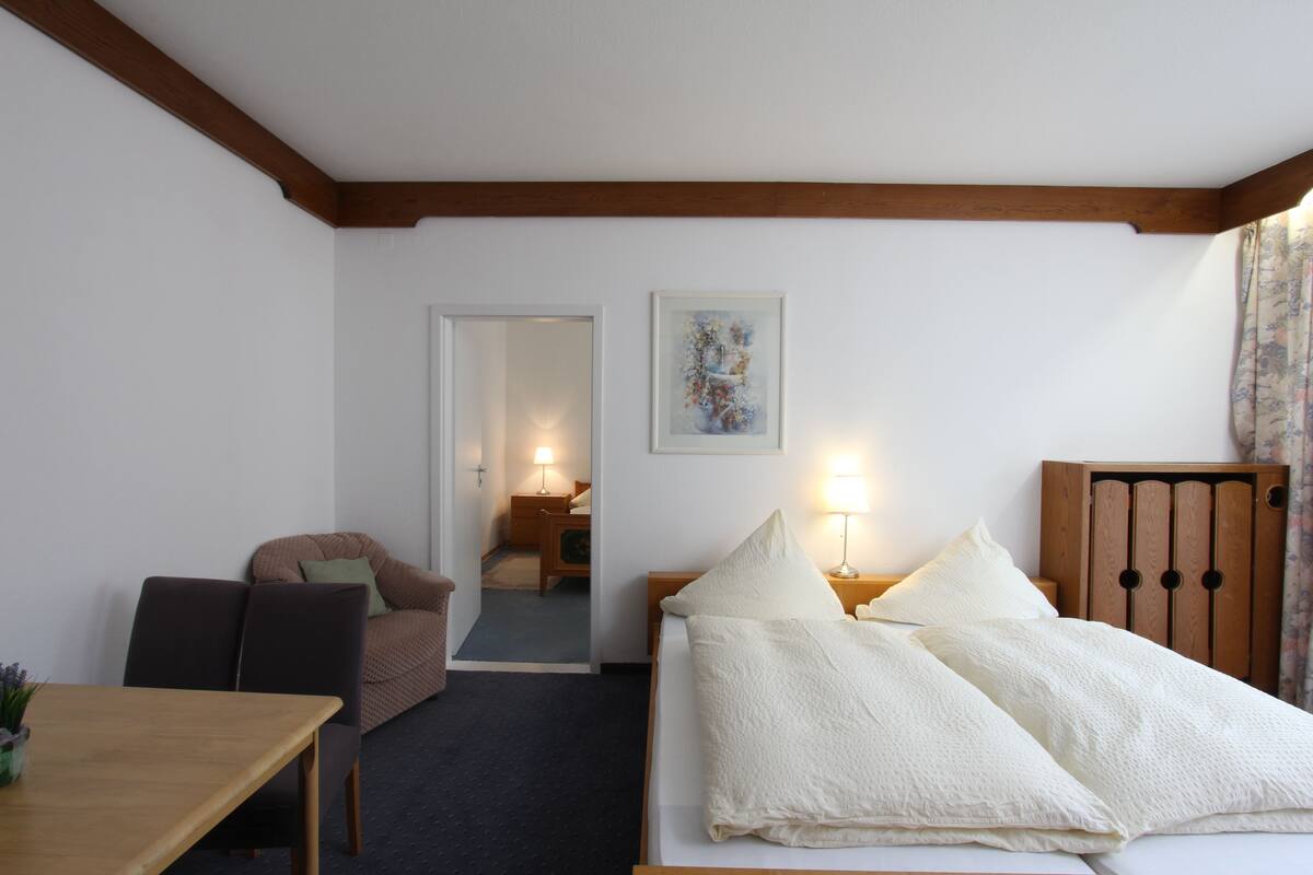 Family Room | Desk, free WiFi