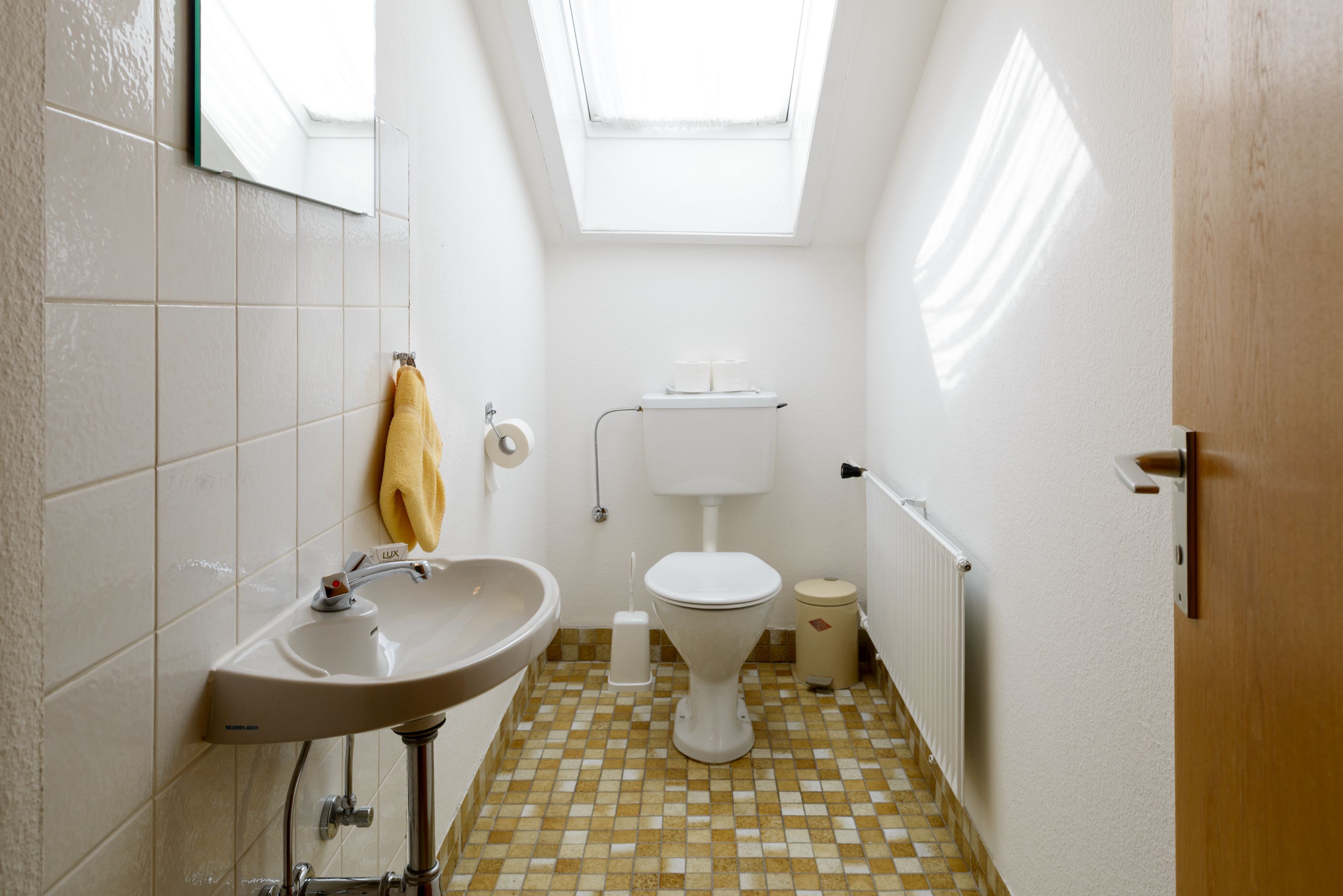 suite | bathroom | bathtub, free toiletries, towels