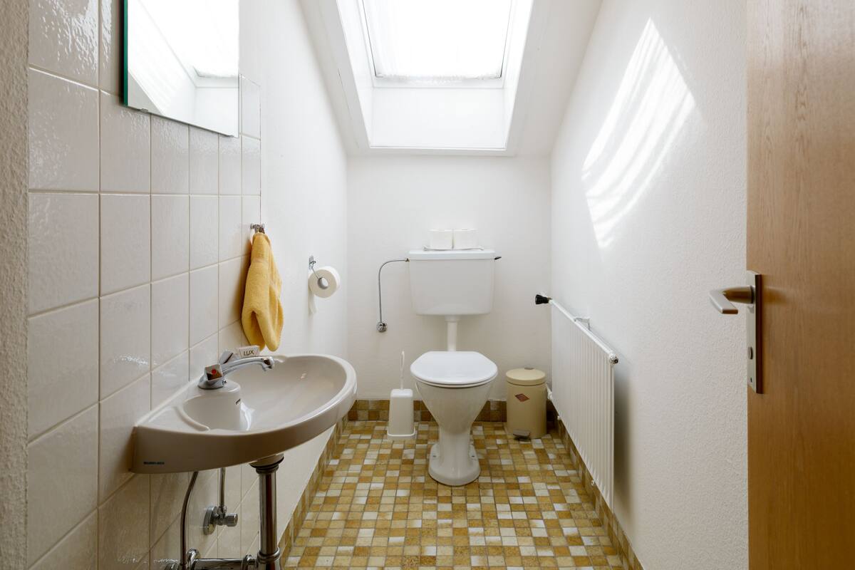 suite | bathroom | bathtub, free toiletries, towels