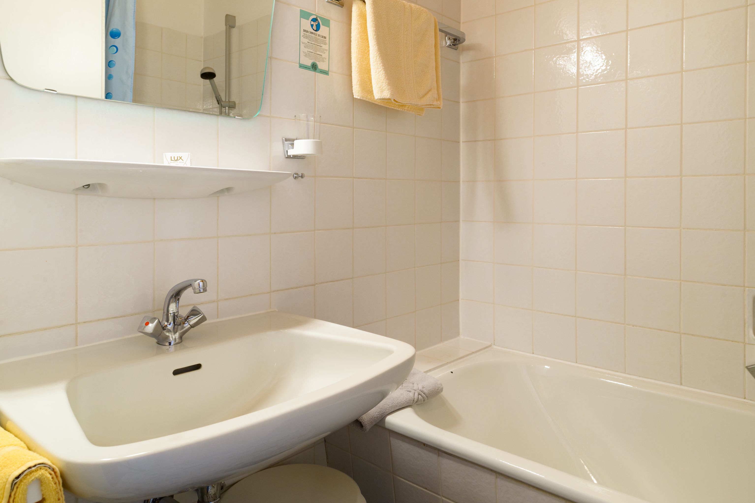 bathtub, free toiletries, towels