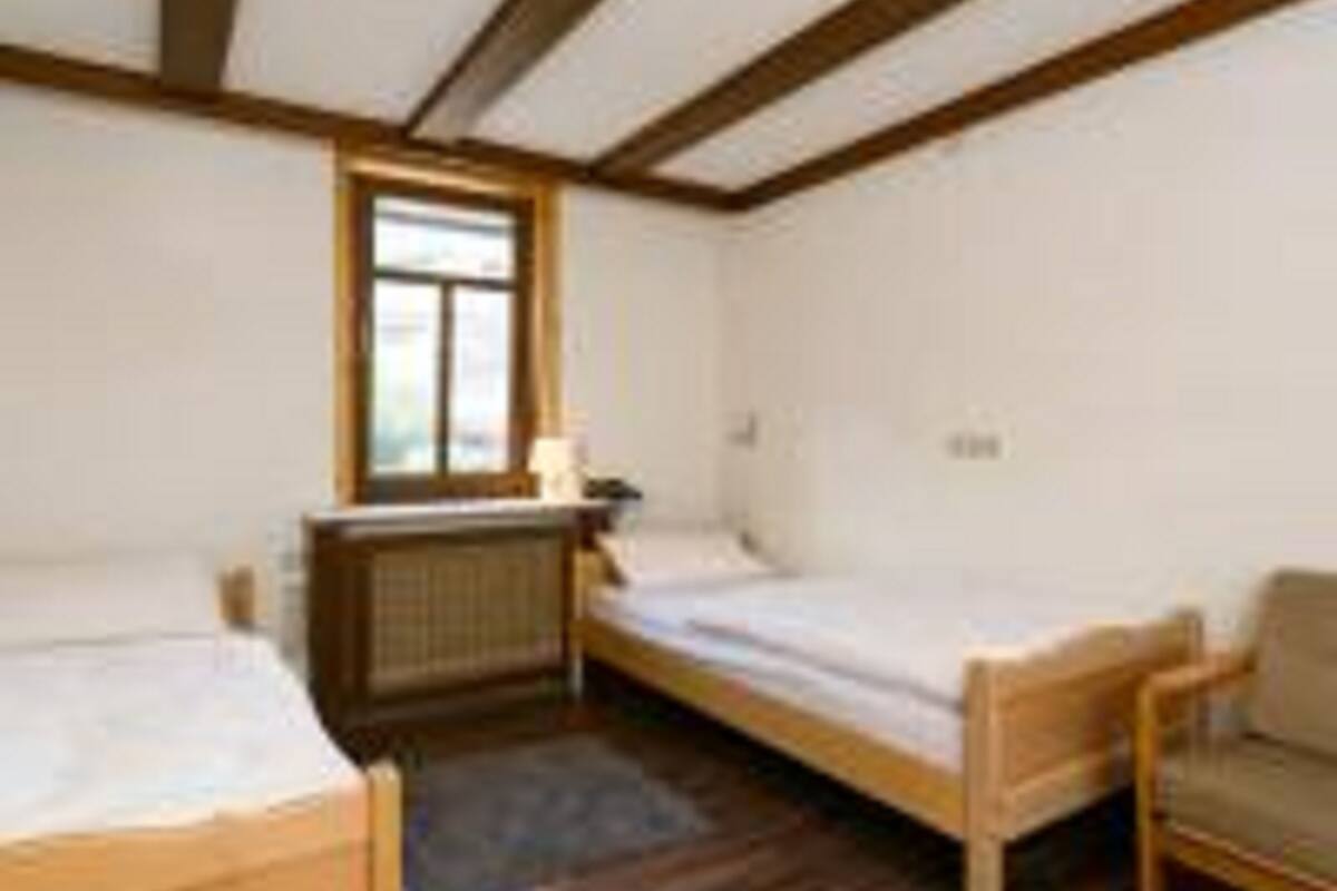 Budget Twin room, Shared bathroom | Desk, free WiFi, bed sheets