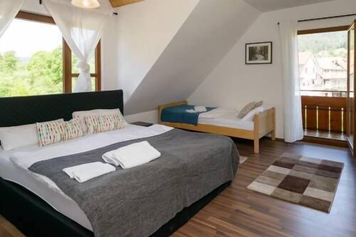 Desk, free WiFi, bed sheets