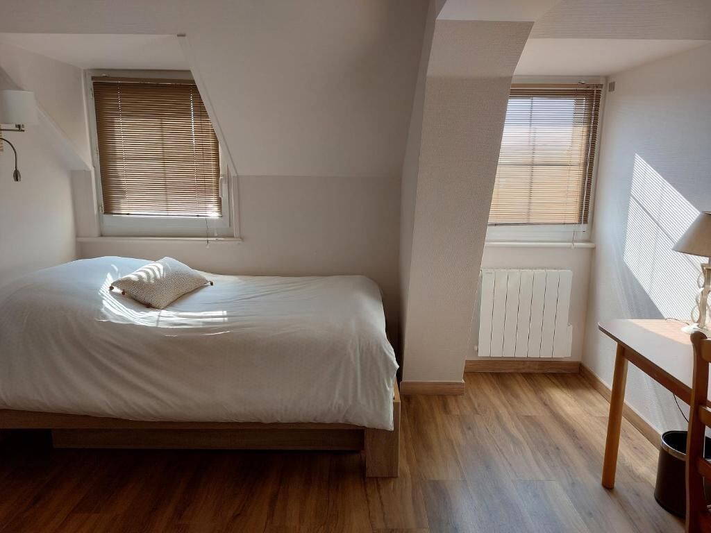 Een bureau, gratis wifi, beddengoed