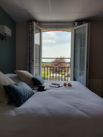 Quarto casal | Escrivaninha, Wi-Fi de cortesia, roupa de cama. Hôtel le Relais de l'Abbaye