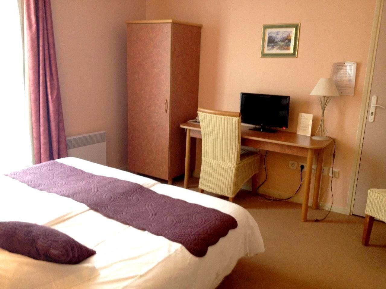 Een bureau, gratis wifi, beddengoed
