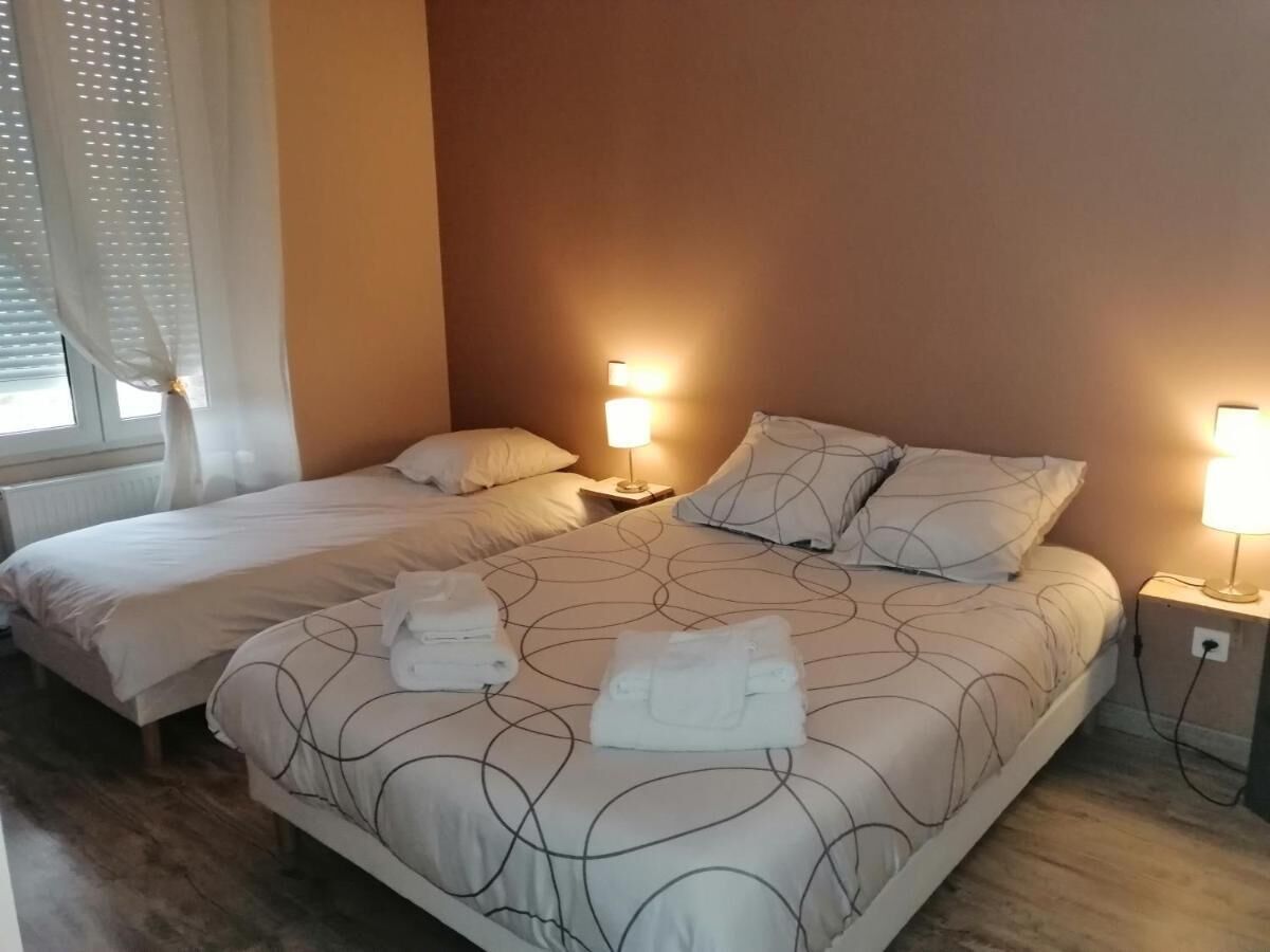 Een bureau, gratis wifi, beddengoed