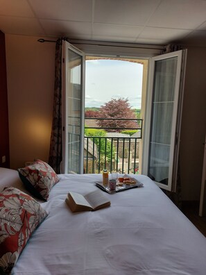 Quarto casal | Escrivaninha, Wi-Fi de cortesia, roupa de cama