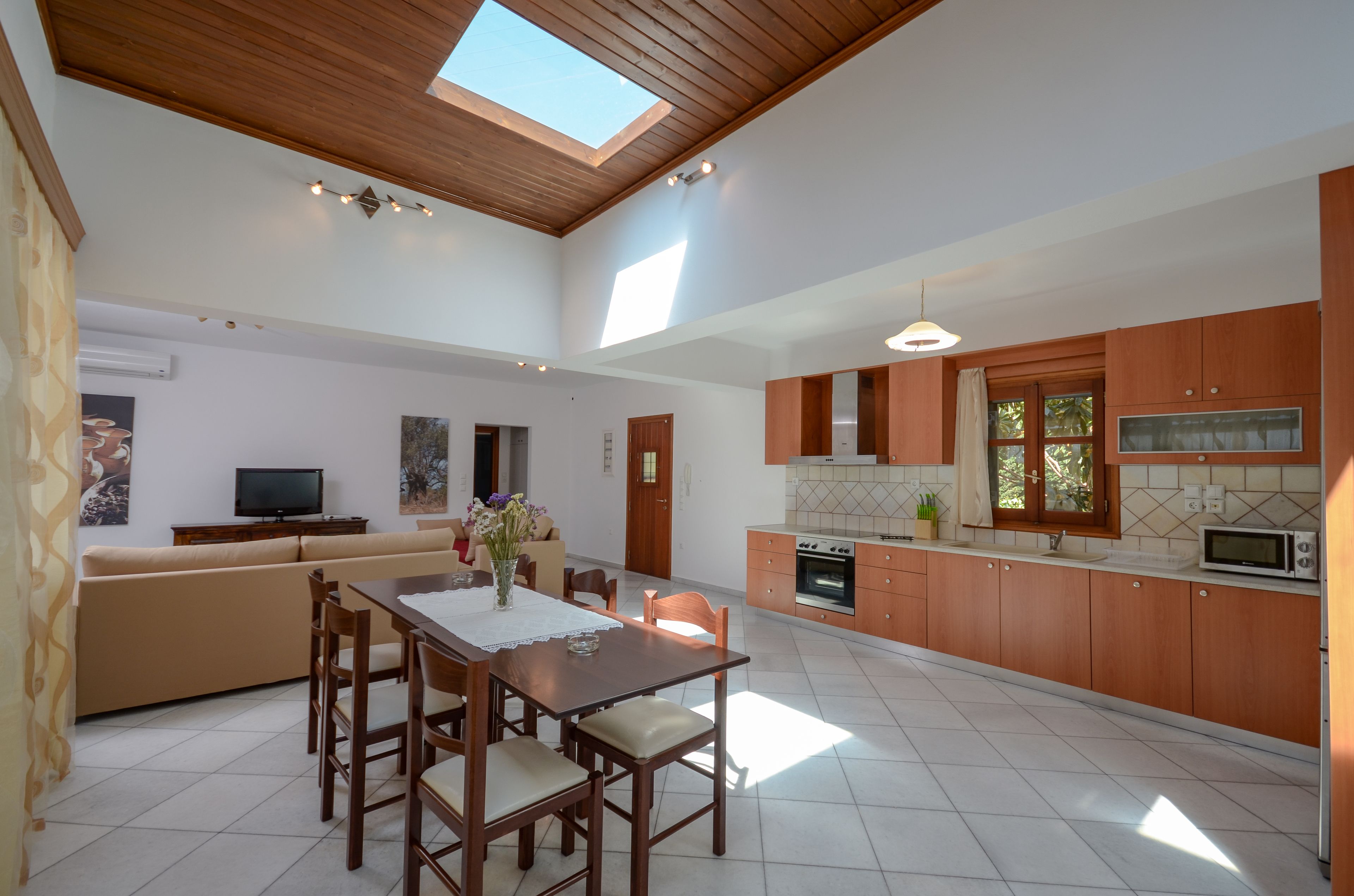 Casa de campo Confort, 3 habitaciones | Área de sala de estar | Televisión LCD 