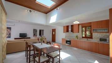 Casa de campo Confort, 3 habitaciones | Área de sala de estar | Televisión LCD