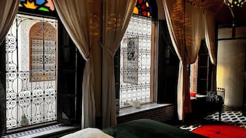 Quarto casal superior | Cofres nos quartos, escrivaninha, quartos à prova de som