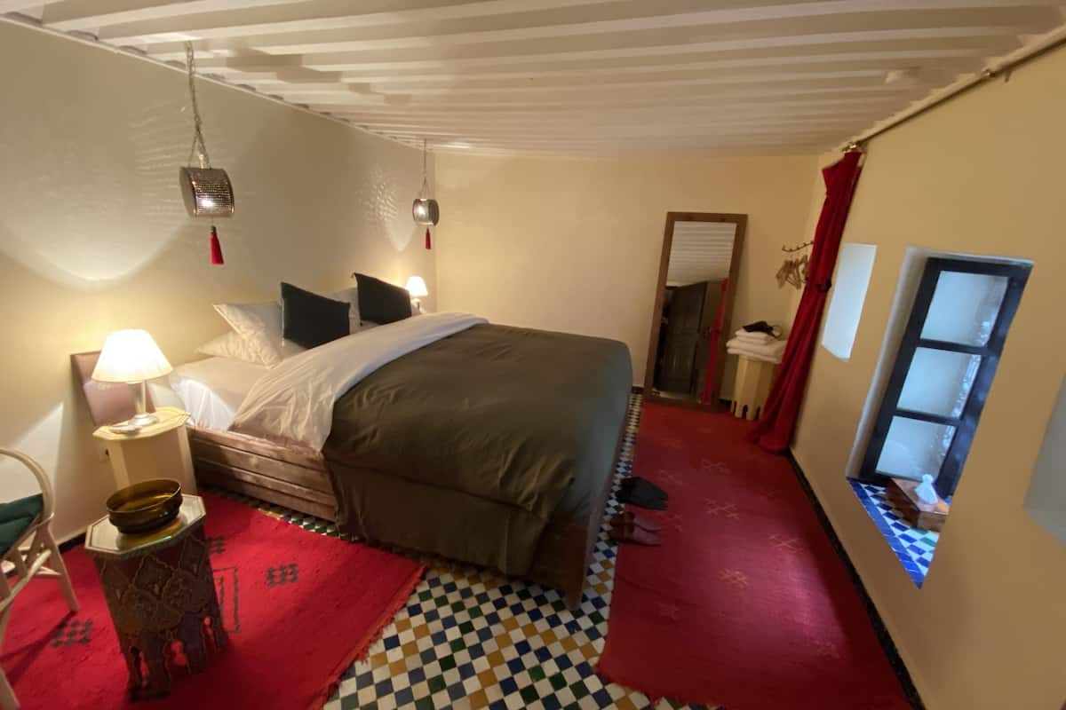 Eenvoudige tweepersoonskamer | Een kluis op de kamer, een bureau, geluiddichte muren