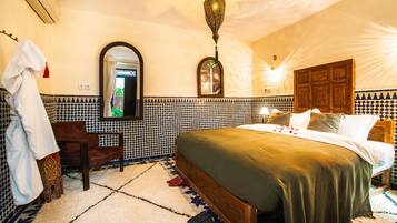 Quarto casal luxo | Cofres nos quartos, escrivaninha, quartos à prova de som