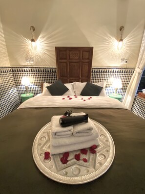 Quarto casal luxo | Cofres nos quartos, escrivaninha, quartos à prova de som