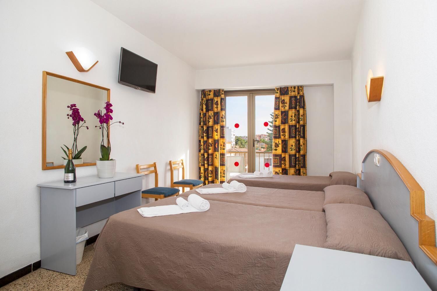 Habitación triple, balcón | Caja fuerte, escritorio, cunas gratuitas y camas supletorias