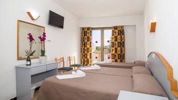 Habitación triple, balcón | Caja fuerte, escritorio, cunas gratuitas y camas supletorias