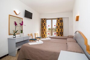 Driepersoonskamer, balkon | Een kluis op de kamer, een bureau, gratis babybedden