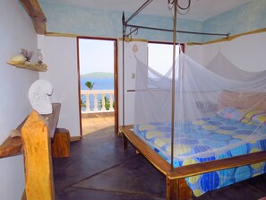 Doppia Comfort, 1 letto queen, balcone, vista oceano | Con stile personalizzato, ferro/asse da stiro, Wi-Fi gratuito, lenzuola