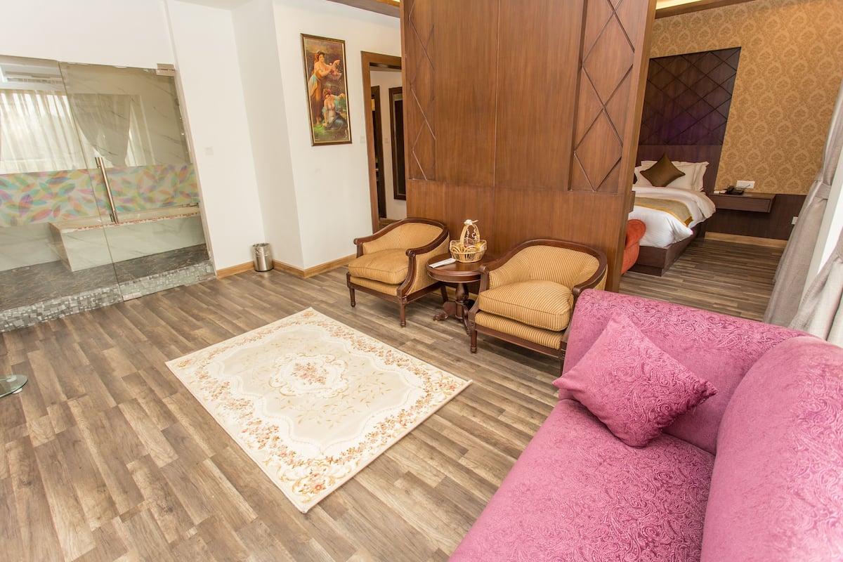 Executive Suite | In-room safe, desk, laptop workspace, iron/ironing board