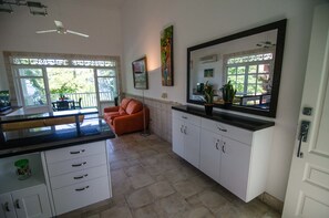 Two Bedroom Apartment | 1 Schlafzimmer, Schreibtisch, Bügeleisen/Bügelbrett, kostenloses WLAN
